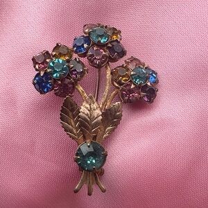 Elegant Floral Brooch with Multicolor Crystals